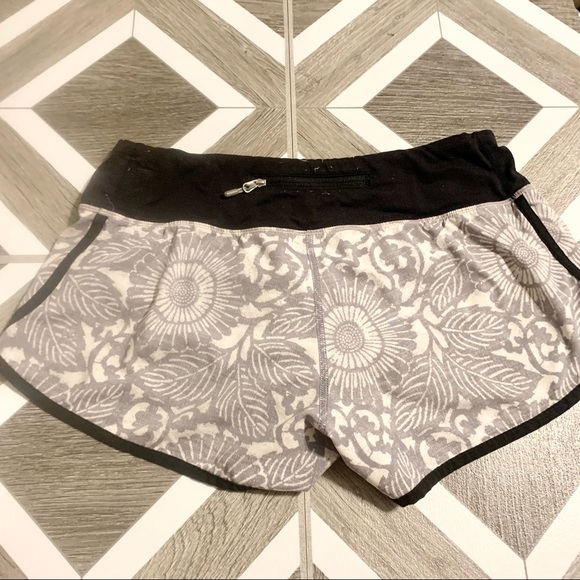 Lululemon shorts white gray leaf print size 4